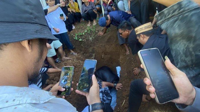 Suasana Pemakaman Indra Matheos di Kombos Timur Manado Sulut pada Senin (18/12/2023). (tribunmanado.co.id/Wendia Putra Paputungan).