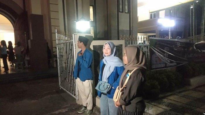 Mahasiswa dari organisasi Islam nampak berjala di depan pintu pagar Gereja Katolik Kristus Raja Kotamobagu, Sulawesi Utara, Minggu (24/12/2023)