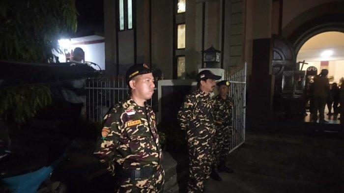 Ormas Banser NU berjaga di depan Gereja Katolik Kristus Raja Kotamobagu, Sulawesi Utara, yang menggelar Misa Malam Natal, Minggu (24/12/2023)