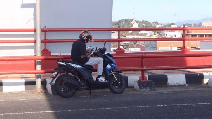 Suasana di Jembatan Soekarno di Manado, Sulawesi Utara, pada akhir pekan, Minggu (19/5/2024).
