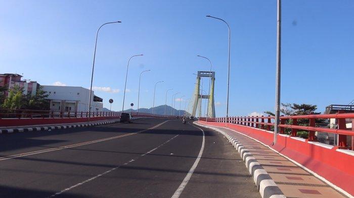 Suasana di Jembatan Soekarno di Manado, Sulawesi Utara, pada akhir pekan, Minggu (19/5/2024).