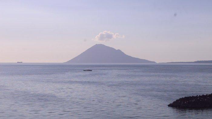 Suasana di Jembatan Soekarno di Manado, Sulawesi Utara, pada akhir pekan, Minggu (19/5/2024).