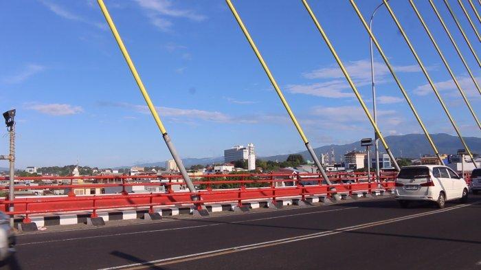 Suasana di Jembatan Soekarno di Manado, Sulawesi Utara, pada akhir pekan, Minggu (19/5/2024).