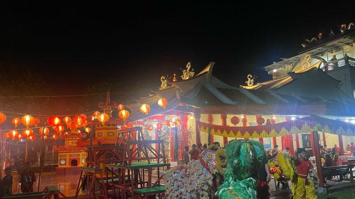 Suasana di Klenteng Seng Bo Kiong, Kelurahan Kadoodan Kecamatan Maesa Bitung Sulawesi Utara (Sulut), Jumat (9/2/2024) malam.
