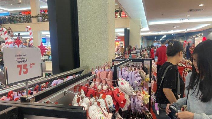 Suasana di Mega Mall Kota Manado, Sulawesi Utara, Rabu (6/12/2023).