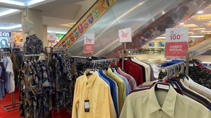 Suasana di Mega Mall Kota Manado, Sulawesi Utara, Sabtu (16/12/2023).