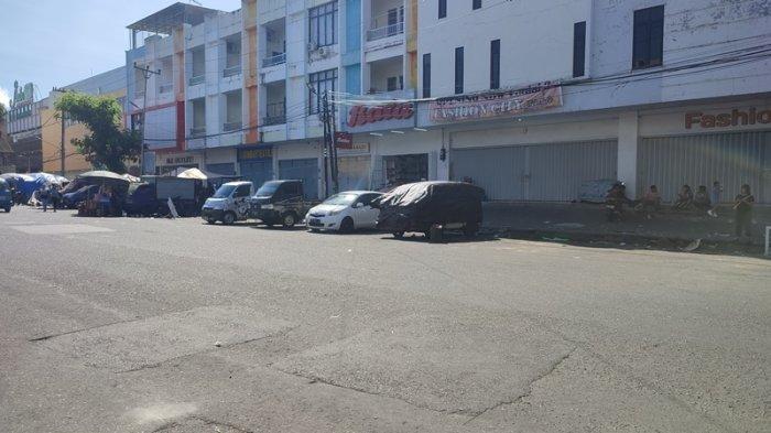 Suasana di Pasar 45 Manado Sulawesi Utara pada penghujung hari Natal 25 Desember 2023.