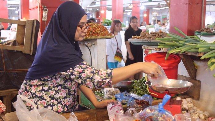 Suasana di Pasar Bersehati Manado Sulawesi Utara pasca-Lebaran, Senin (15/4/2024).