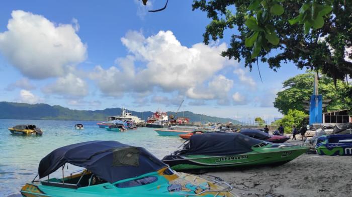 PERINGATAN BMKG: Suasana di Pelabuhan Penyeberangan (Speedboad) di Melonguane, Kepulauan Talaud, Sulawesi Utara (Sulut). Saat ini aktivitas di pesisir dan perairan Talaud dihentikan sementara menyusul keluarga peringatan dini potensi tsunami, Rabu (30/7/2025).