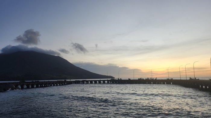 Suasana di Pelabuhan Tagulandang Sitaro jelang matahari terbenam, Sabtu (21/12/2024).