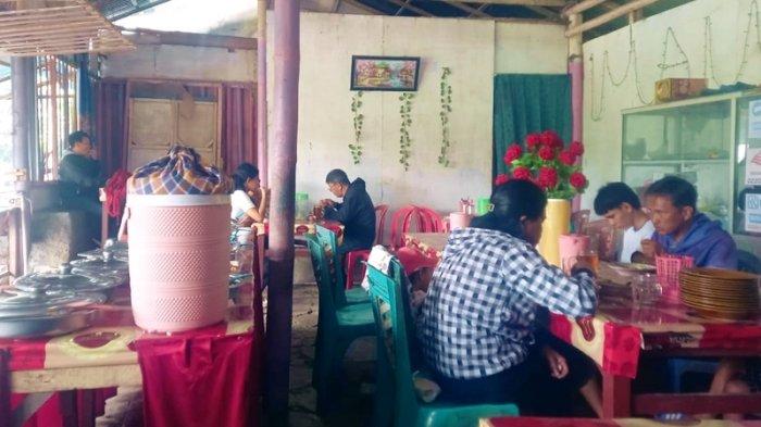 WISATA KULINER: Potret suasana rumah makan (RM) Immanuel Tondano yang ramai didatangi pembeli, Senin (17/2/2025). RM Immanuel menawarkan kuliner dengan konsep prasmanan. Pembeli bisa makan sepuasnya hanya dengan membayar Rp 25 ribu.