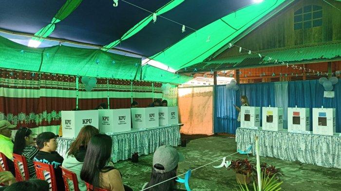 Suasana di TPS 002, Desa Sinsingon, Passi Timur, Bolmong, Sulut. Bapak, Ibu serta muda-mudi terlihat antusias untuk ikut serta dalam Pemilu 2024.