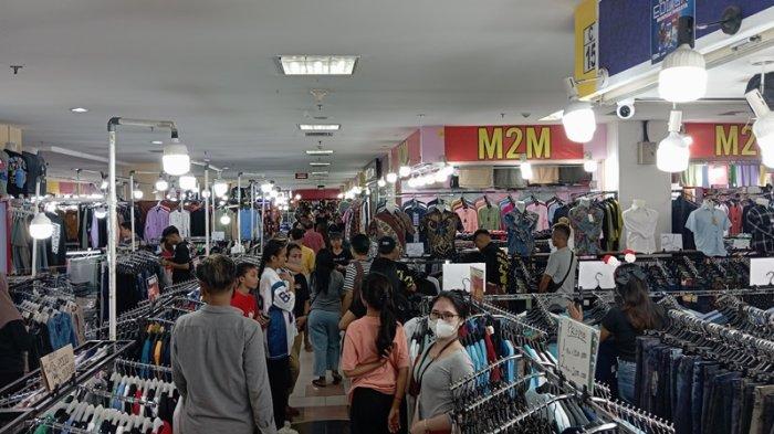 Jelang Natal, Warga Serbu Toko Pakaian di Manado, Berburu Diskon hingga