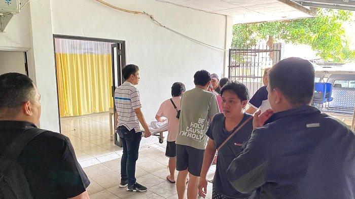 Suasana di rumah sakit tempat para siswa korban kecelakaan tunggal minibus di perumahan Paniki Indah (GPI) Kota Manado, dirawat.