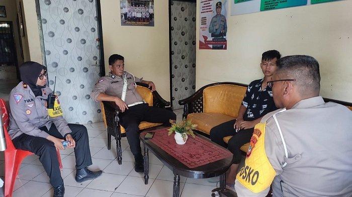 Sopir minibus jenis isuzu Elf DB 7030 AA saat ditanyai pihak kepolisian.