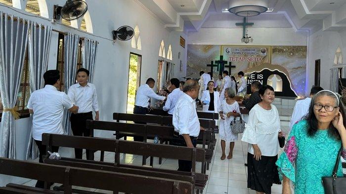 IBADAH - Suasana ibadah Jumat Agung GPDI El-Gibbor Taas, Tikala, Manado, Jumat (18/4/2025). Jemaat saling berjabat tangan seusai ibadah.