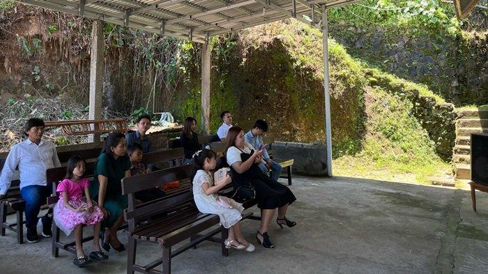 IBADAH - Suasana ibadah Jumat Agung GPDI El-Gibbor Taas, Tikala, Manado, Jumat (18/4/2025). Peribadatan dipimpin Pendeta Magdalena Pessak, S.Th. Jemaat yang duduk di bagian samping gereja.