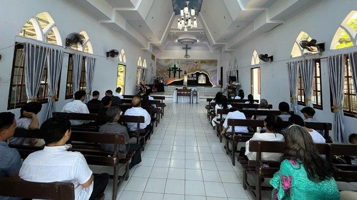 IBADAH - Suasana ibadah Jumat Agung GPDI El-Gibbor Taas, Tikala, Manado, Jumat (18/4/2025). Peribadatan dipimpin Pendeta Magdalena Pessak, S.Th.