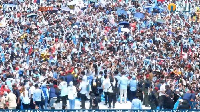 Suasana kampanye Prabowo-Gibran di Stadion GBK, Senayan, Jakarta Pusat, Sabtu (10/2/2024). Massa pendukung padati lapangan GBK.