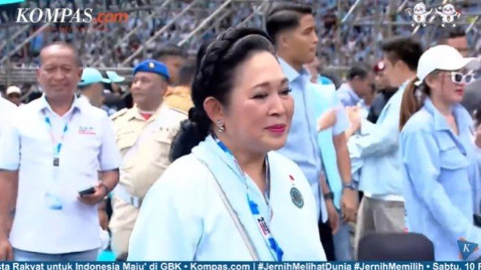 Suasana kampanye Prabowo-Gibran di Stadion GBK, Senayan, Jakarta Pusat, Sabtu (10/2/2024). Mantan istri Prabowo, Ibu Titiek Soeharto.