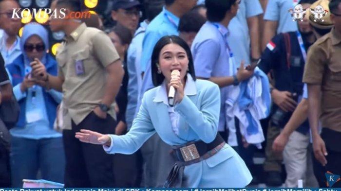 Suasana kampanye Prabowo-Gibran di Stadion GBK, Senayan, Jakarta Pusat, Sabtu (10/2/2024). Pedangdut Wika Salim saat bernyanyi di panggung.