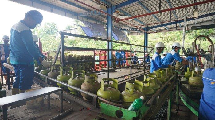 Suasana pengisian ulang tabung LPG 3 kg di SPBBE di Manado, belum lama ini.