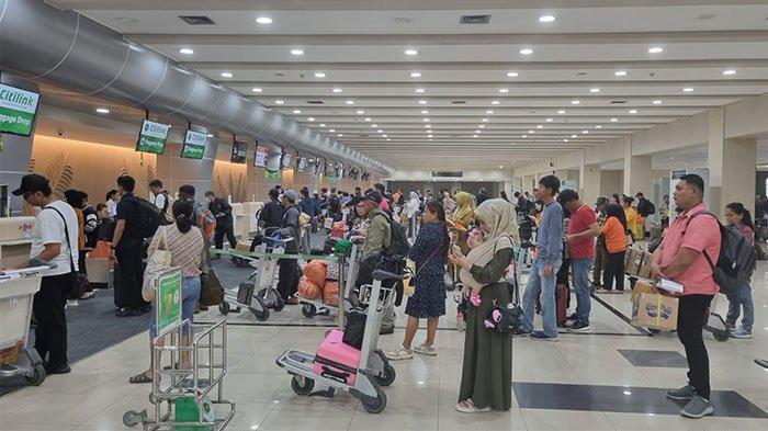 Suasana ruang check ini keberangkatan Bandara Internasional Sam Ratulangi (Samrat) Manado, Selasa (23/4/2024).