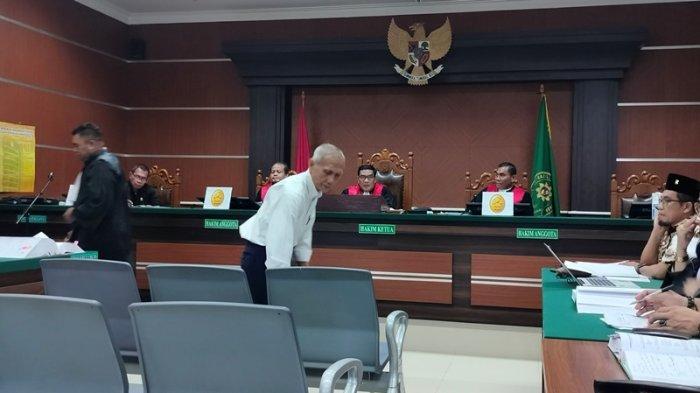 Suasana sidang PT Air Manado