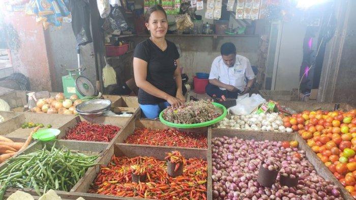 Pedagang barito di Pasar Towo'e, Kepulauan Sangihe, Sulawesi Utara, Senin (14/10/2024). 