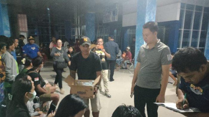 Camat Likupang Barat, Maikel Parengkuan, memantau langsung para pengungsi erupsi Gunung Ruang di Pelabuhan Munte, Minut, Sulawesi Utara, sabtu (20/4/2024).