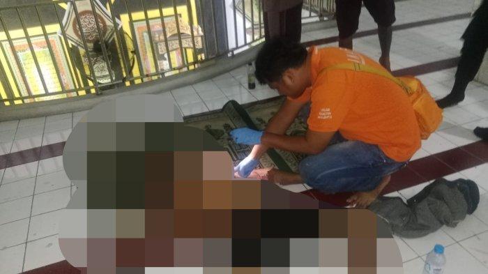 MAYAT LELAKI - Mayat lelaki ditemukan di Masjid Jami Al Huda, Bitung Timur, Kecamatan Maesa, Kota Bitung,  Sulawesi Utara, Selasa (18/2/2025) pukul 19.10 Wita. Keluarga menolak autopsi.