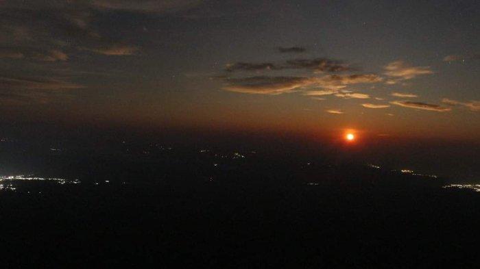 Sunrise di gunung Soputan yang ada di Mitra, menjadi salah satu destinasi wisata yang wajib dikunjungi