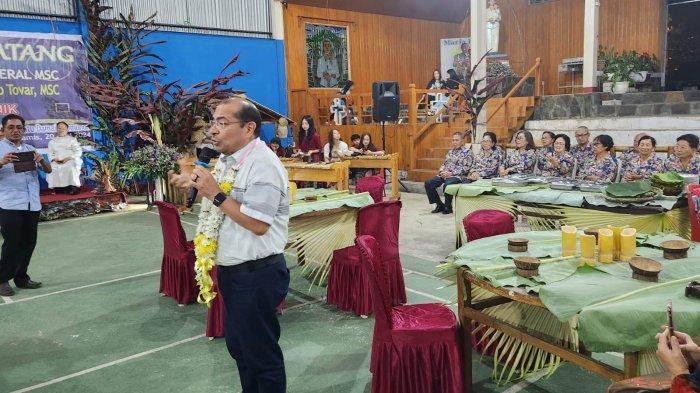 Pastor Mario Abzalon Alvarado Tovar MSC berdialog dengan umat Paroki Maria Ratu Damai Kota Tomohon, Kamis (20/6/2024).