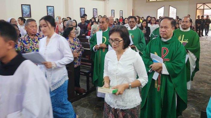 Perarakan misa syukur kunjungan Superior General MSC Pastor Mario Abzalon Alvarado Tovar MSC di Paroki Maria Ratu Damai Kota Tomohon, Kamis (20/6/2024).