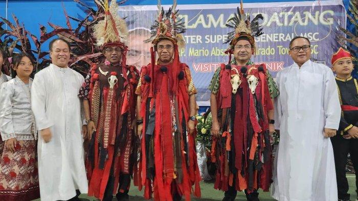 Superior General MSC Dunia Pastor Mario Abzalon Alvarado Tovar MSC diabadikan saat mengenakan pakaian Kabasaran saat melaksanan kunjungan kanonik di Paroki Maria Ratu Damai Kota Tomohon, Kamis (20/6/2024).