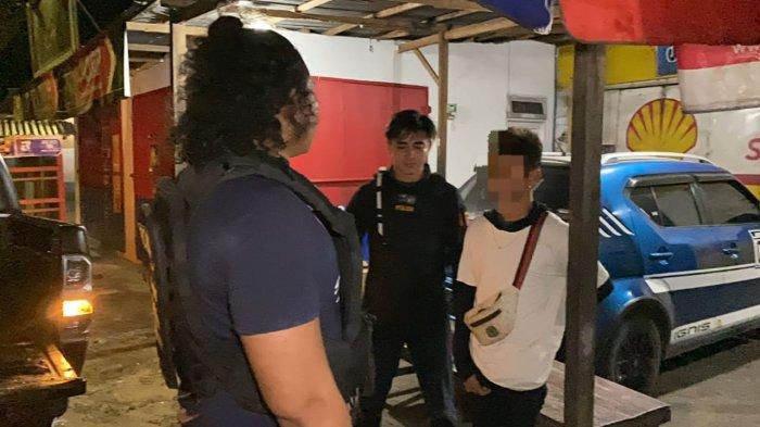 RESIDIVIS - Tim Tarsius Presisi Polres Bitung menangkap remaja yang merupakan residivis kasus sajam dan tawuran di Bitung, Sulawesi Utara, Minggu (2/2/2025) pukul 2.20 Wita. Ia kembali ditangkap atas kepemilikan sajam jenis panah wayer di Kecamatan Madidir, Bitung.