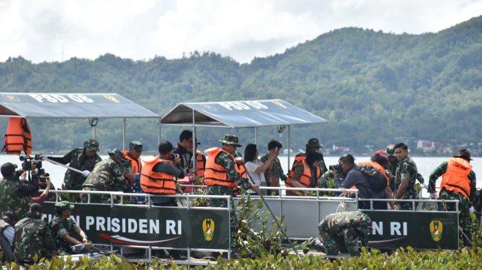 BERSIHKAN DANAU TONDANO - Selasa (25/2/2025) Ratusan prajurit TNI dipimpin Pangdam XIII/Merdeka, Mayor Jenderal TNI Suhardi bersama warga setempat bahu-membahu melakukan aksi pembersihan besar-besaran. 

Dipimpin langsung oleh Pangdam XIII/Merdeka, Mayor Jenderal TNI Suhardi, aksi ini menjadi bukti nyata semangat gotong royong untuk menyelamatkan lingkungan.  