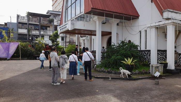 TUGU PERINGATAN - Selasa (13/5/2025) pagi, ratusan turis Cina berkunjung ke Tugu Peringatan Perang Dunia Kedua dan Gereja Sentrum yang berada sekompleks di pusat kota Manado.
