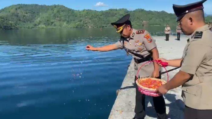 Tabur bunga Polres Bolmong di Pelabuhan Labuan Uki, Kecamatan Lolak, Bolmong, Sulawesi Utara, Senin (26/6/2023).