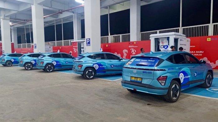 Taksi listrik milik Bluebird melakukan pengisian daya di SPKLU Stadion Batakan.