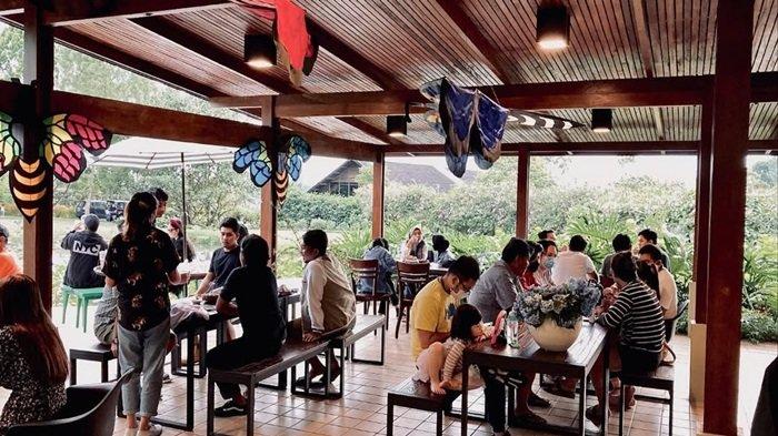WISATA - Taman Kelong Kota Tomohon, Sulawesi Utara. Dijuluki sebagai 'New Zealand-nya Sulawesi', Taman Kelong memanjakan pengunjung dengan hamparan taman bunga warna-warni, danau buatan yang jernih, serta latar megah Gunung Lokon yang ikonik.