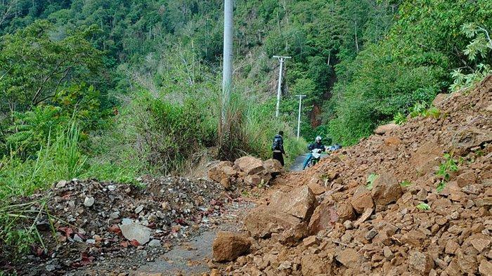 Tanah longsor di Jalan Pindol Bolmong Sulawesi Utara Rabu 6 Februari 2024.