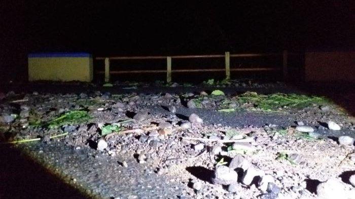 TANAH LONGSOR:  Longsor terjadi di Jalan Soeprapto, Kelurahan Gogagoman, Kecamatan Kotamobagu Barat, Kota Kotamobagu, pada Kamis (30/1/2025), sekitar pukul 18.30 WITA. Saat ini sedang dibersihkan.