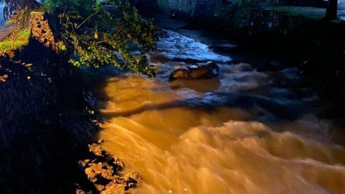 Tanggul di Sungai Malalayang, Kota Manado, Sulawesi Utara, jebol, Selasa (16/1/2024).