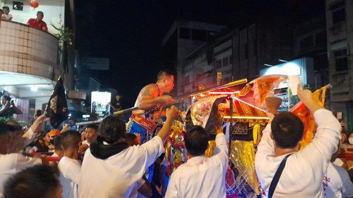 Tangsin 'Raja Kera Sakti' Sun Go Kong di Acara Cap Go Meh di Manado. Beratraksi dan Obati Orangtua