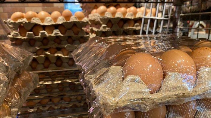 Telur ayam di Pasar Swalayan FreshMart Bahu Manado Sulawesi Utara, Minggu (23/6/2024).