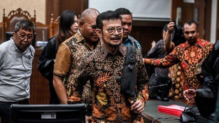 Terdakwa kasus pemerasan dan gratifikasi Syahrul Yasin Limpo (tengah) berjalan meninggalkan ruangan usai mengikuti sidang pembacaan eksepsi di Pengadilan Tipikor, Jakarta, Rabu (13/3/2024).