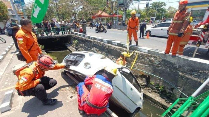 Wanita Paruh Baya Alami Kecelakaan, Hilang Konsentrasi hingga Mobil