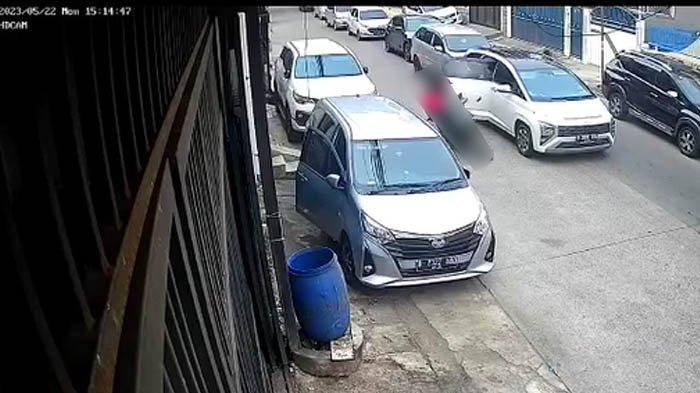 Terjadi kecelakan yang disebabkan membuka pintu sembarangan.