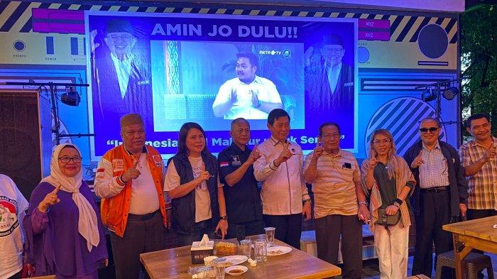 Tim Pemenang AMIN saat Nobar Debat Capres Pertama di Warkop Kemang, Sindulang, Kota Manado, Sulut